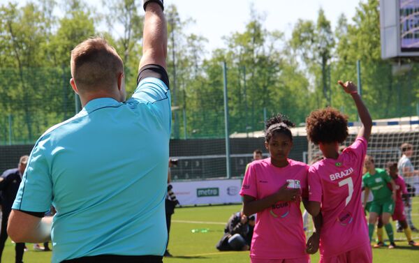 Árbitro e jogadoras da equipe feminina brasileira durante o amistoso com a Rússia na Street Child World Cup 2018 - Sputnik Brasil