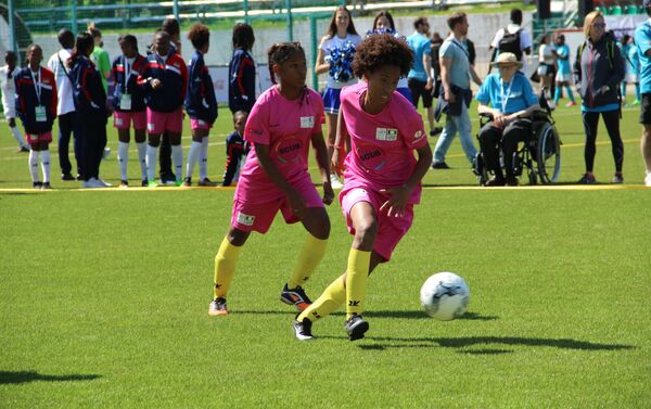 Jogadoras da equipe feminina brasileira durante o amistoso com a Rússia na Street Child World Cup 2018 - Sputnik Brasil