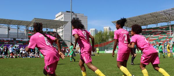 Jogadoras da equipe feminina brasileira durante o amistoso com a Rússia na Street Child World Cup 2018 - Sputnik Brasil