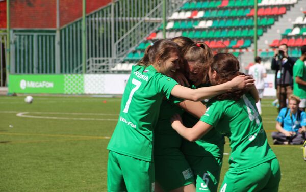 Equipe feminina russa festeja o golo durante o amistoso com o time brasileiro na Street Child World Cup 2018 - Sputnik Brasil