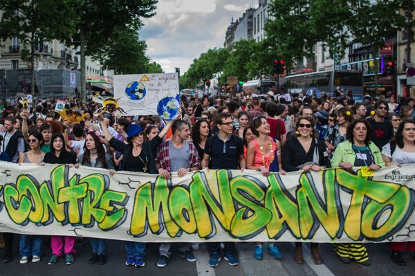 Participantes de protesto contra os alimentos trasgênicos durante a minifestação em Paris. - Sputnik Brasil