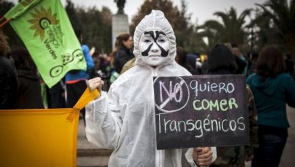 Protestos contra os alimentos transgênicos durante a manifestação contra a Monsanto no Chile. Um manifestante com um cartaz que leia Eu não quero comer transgênicos, durante as manifestações contra a Monsanto Co - uma das maiores empresas de produção dos alimentos trasgênicos, na cidade de Santiago, 23 de maio de 2015. - Sputnik Brasil
