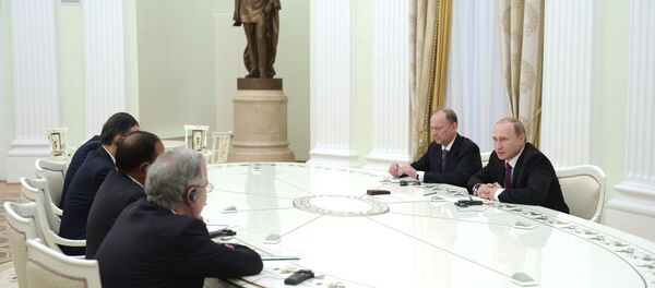 Vladimir Putin durante encontro com representantes dos BRICS responsáveis pela segurança, em 26 de maio de 2015. - Sputnik Brasil