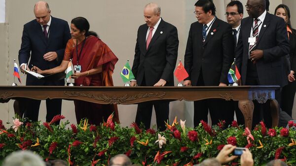 Delegados dos BRICS em cerimônia de assinatura do acordo de criação do Novo Banco de Desenvolvimento (NBD), em 15 de julho de 2014, na cidade brasileira de Fortaleza - Sputnik Brasil