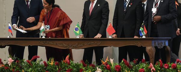 Delegados dos BRICS em cerimônia de assinatura do acordo de criação do Novo Banco de Desenvolvimento (NBD), em 15 de julho de 2014, na cidade brasileira de Fortaleza - Sputnik Brasil