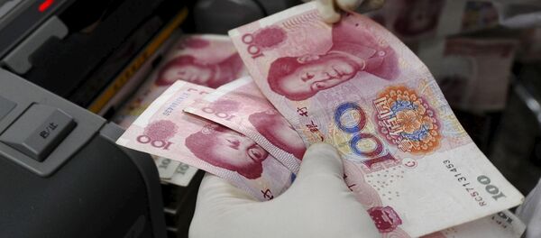 Notas de yuan chinês em uma agência do Bank of China em Changzhi, 16 de setembro de 2008 - Sputnik Brasil
