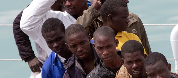 Imigrantes cruzando o Mediterrâneo em direção à Europa - Sputnik Brasil