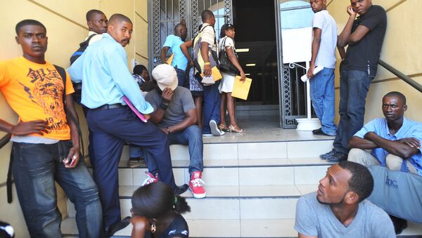 Haitianos fazem fila na embaixada brasileira em Porto Príncipe na esperança de obter um visto para o Brasil - Sputnik Brasil