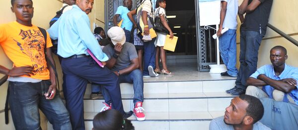Haitianos fazem fila na embaixada brasileira em Porto Príncipe na esperança de obter um visto para o Brasil - Sputnik Brasil