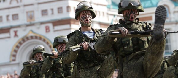 Soldados russos com equipamento de combate Ratnik - Sputnik Brasil