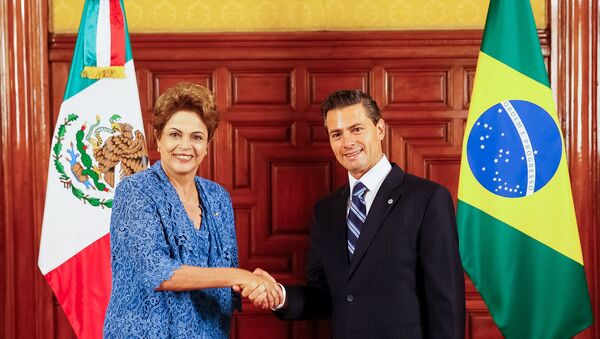 Dilma Rousseff se encontra com o presidente Enrique Peña Nieto, no Palácio Nacional, sede do governo mexicano - Sputnik Brasil