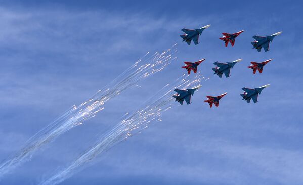 Caças multifuncionais Su-30SM da esquadrilha de acrobacia aérea Russkie Vityazi e os MiG-29 do grupo Strizhi durante a Parada da Vitória na Praça Vermelha, em 9 de maio de 2018 - Sputnik Brasil