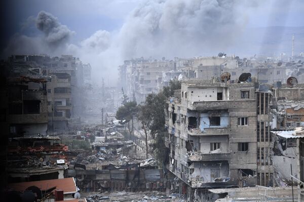 Edifícios desmoronados perto do antigo campo de refugiados palestinos de Yarmouk, nos arredores de Damasco - Sputnik Brasil