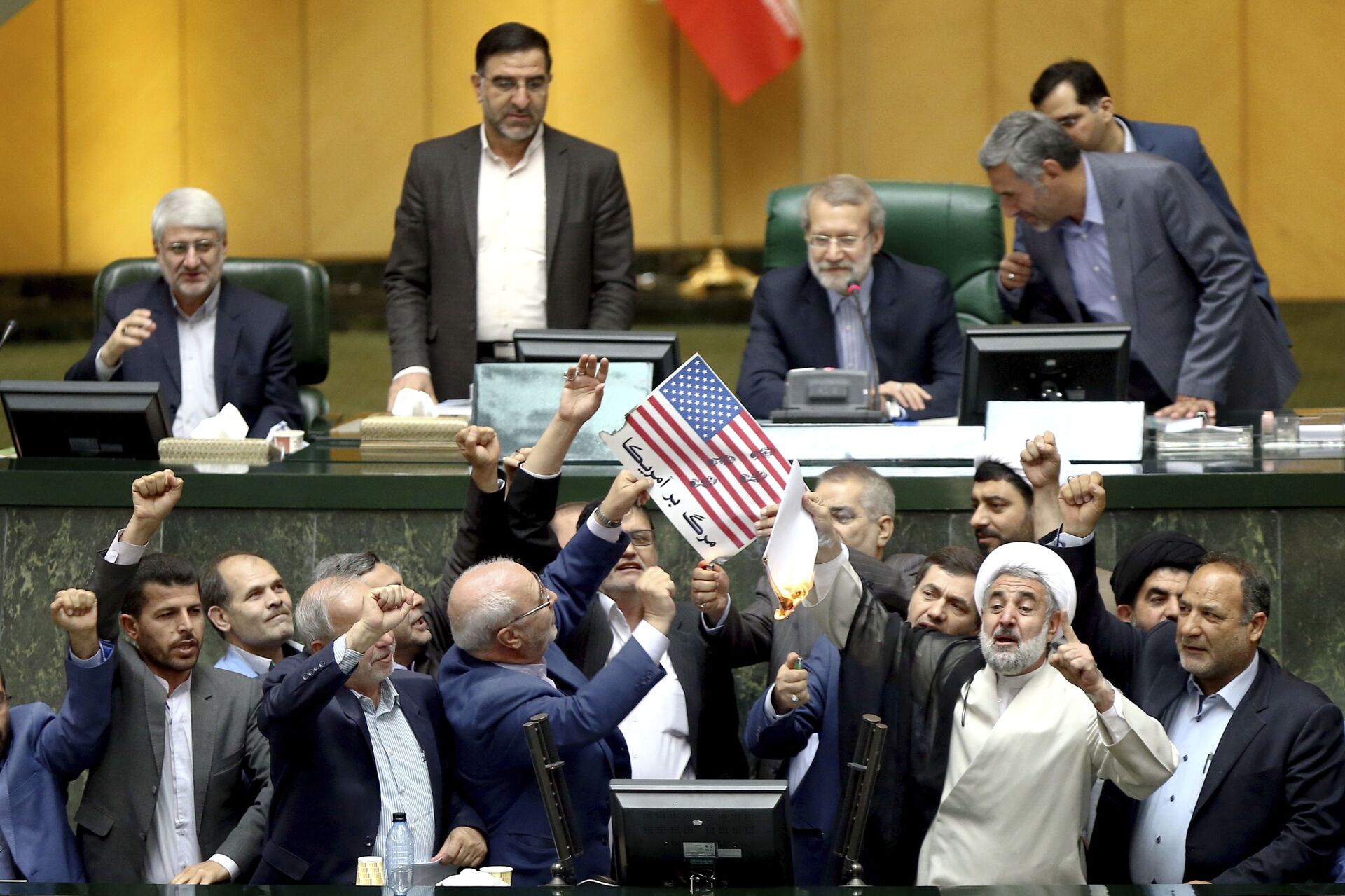Parlamentares iranianos queimam papeis com a bandeira norte-americana e a cópia do acordo nuclear após a decisão de Trump de sair do acordo, em 9 de maio - Sputnik Brasil, 1920, 20.12.2022
