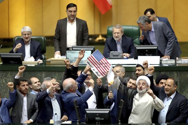 Parlamentares iranianos queimam papeis com a bandeira norte-americana e a cópia do acordo nuclear após a decisão de Trump de sair do acordo, em 9 de maio - Sputnik Brasil