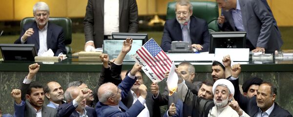 Parlamentares iranianos queimam papeis com a bandeira norte-americana e a cópia do acordo nuclear após a decisão de Trump de sair do acordo, em 9 de maio - Sputnik Brasil