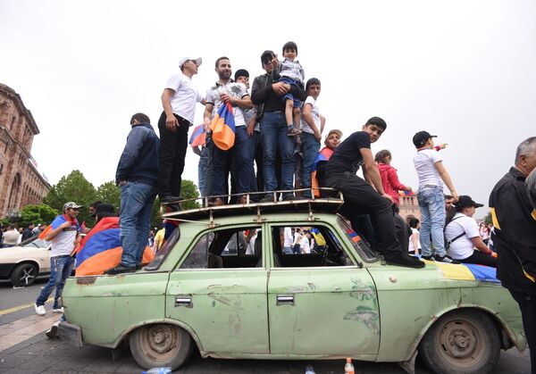 Simpatizantes do líder de protestos populares, Nikola Pashinyan, festejam sua eleição como primeiro-ministro da Armênia - Sputnik Brasil