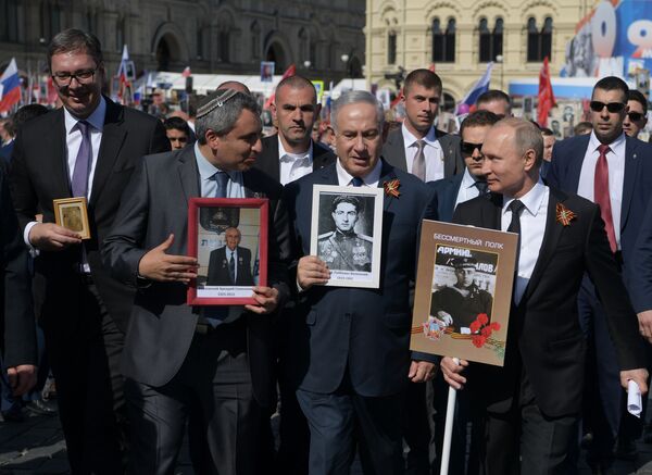 Presidente sérvio, Aleksandar Vucic (à esquerda), premiê israelense, Benjamin Netanyahu (no centro), e presidente russo, Vladimir Putin (à direita), participam do Regimento Imortal, em Moscou, em 9 de maio de 2018 - Sputnik Brasil
