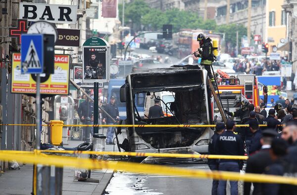 Bombeiro dispersa água contra um ônibus queimado em Roma, em 8 de maio de 2018 - Sputnik Brasil