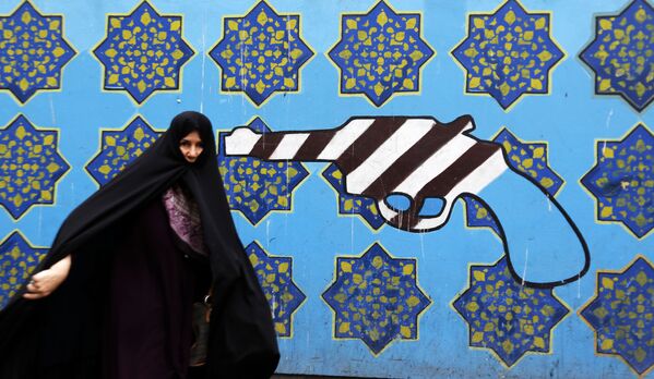 Cidadã iraniana junto a grafite perto da ex-embaixada dos EUA em Teerã - Sputnik Brasil