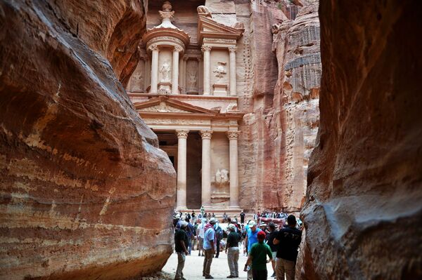 Turistas observam Al-Khazneh, um dos templos na antiga cidade de Petra, na Jordânia - Sputnik Brasil