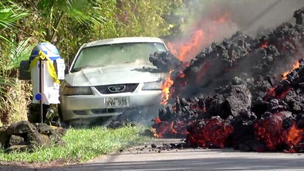 Lava engole um carro Ford Mustang no Havaí, em 6 de maio de 2018 - Sputnik Brasil