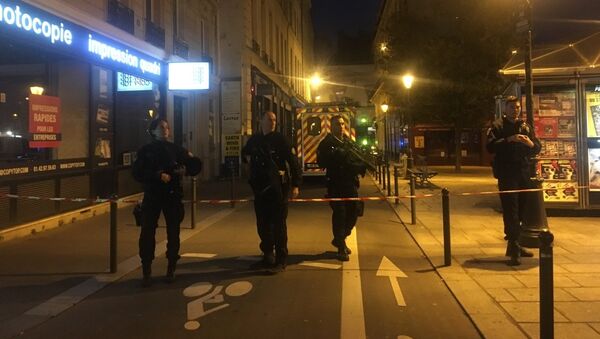 Policiais patrulham as ruas de Paris após ataque com faca na capital francesa - Sputnik Brasil