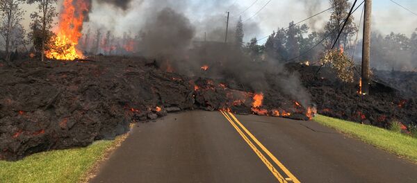Lava advances along a street near a fissure in Leilani Estates, on Kilauea Volcano's lower East Rift Zone, Hawaii, the U.S., May 5, 2018 - Sputnik Brasil