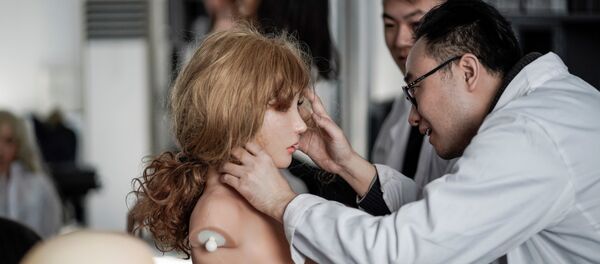 Engenheiro efetuando correções eletrônicas de um robô no laboratório de bonecas da EXDOLL - Sputnik Brasil