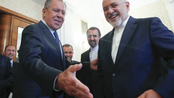 O ministro das Relações Exteriores da Rússia, Sergei Lavrov, saudando o seu colega iraniano, Mohammad Javad Zarif, antes do encontro em Moscou, 14 de maio, 2018 - Sputnik Brasil