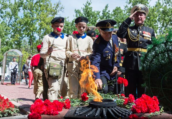 Deposição de flores no Muro Memorial em honra da defesa heroica de Sevastopol em 1941-1942 - Sputnik Brasil