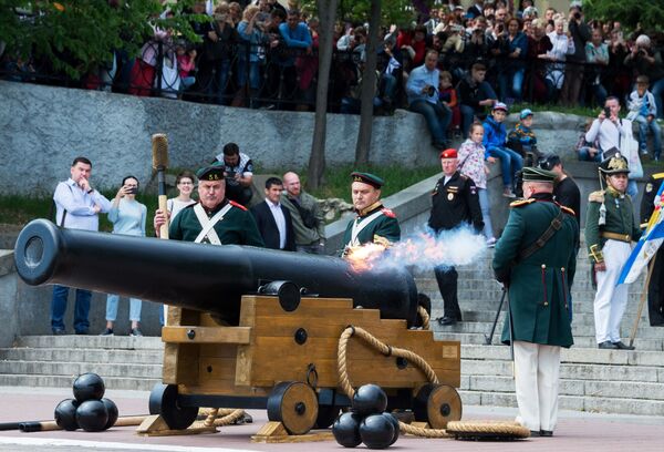 Apresentação teatral no cais Grafskaya em Sevastopol - Sputnik Brasil