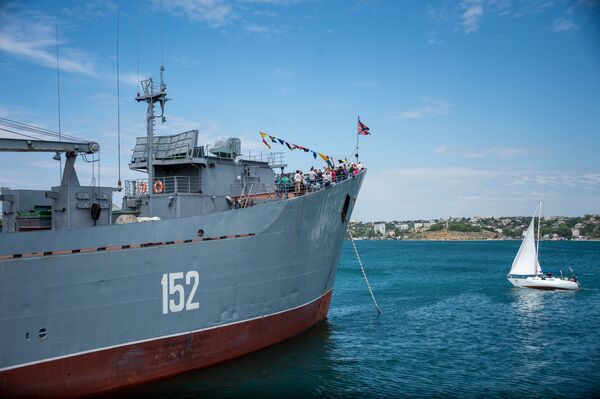 Um dos navios militares durante a comemoração dedicada ao 235º aniversário da Frota do Mar Negro - Sputnik Brasil