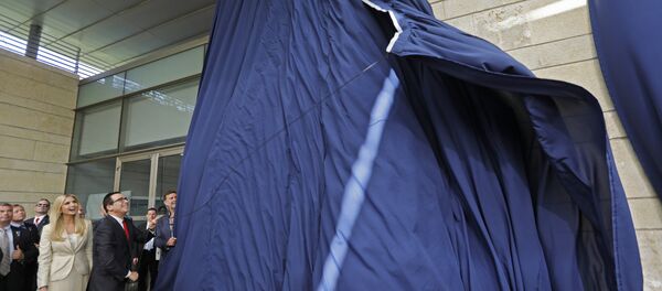 Secretário do Tesouro dos EUA, Steve Mnuchin, e a filha do presidente norte-americano, Ivanka Trump, mostrando placa de inauguração durante abertura da embaixada norte-americana em Jerusalém, 14 de maio de 2018 - Sputnik Brasil