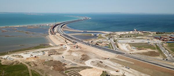 Construção da Ponte da Crimeia através do estreito de Kerch Construção da Ponte da Crimeia através do estreito de Kerch - Sputnik Brasil