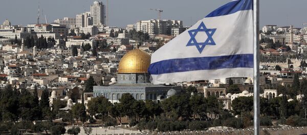 The Israeli flag flutters in front of the Dome of the Rock mosque and the city of Jerusalem, on December 1, 2017 - Sputnik Brasil