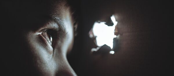 Uma criança se esconde - Sputnik Brasil