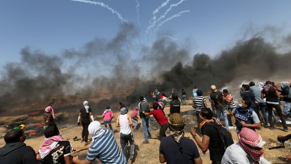 Enfrentamientos entre los soldados palestinos y los manifestantes palestinos en la frontera entre la Franja de Gaza e Israel - Sputnik Brasil