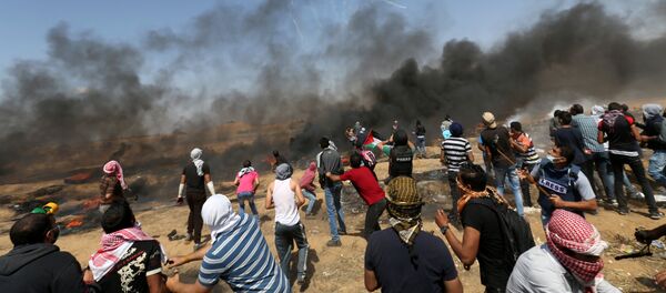 Enfrentamientos entre los soldados palestinos y los manifestantes palestinos en la frontera entre la Franja de Gaza e Israel - Sputnik Brasil