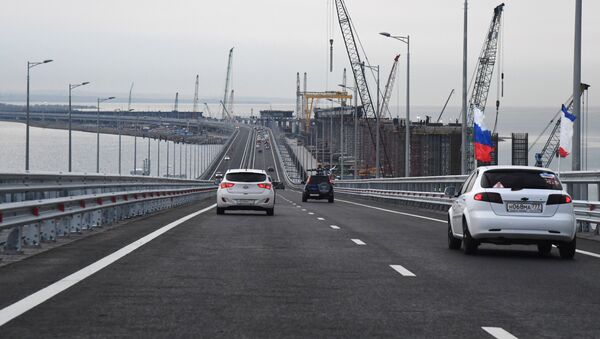 Tráfego de veículos na Ponte da Crimeia, Rússia, 16 de maio de 2018 - Sputnik Brasil