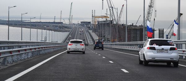 Tráfego de veículos na Ponte da Crimeia, Rússia, 16 de maio de 2018 - Sputnik Brasil