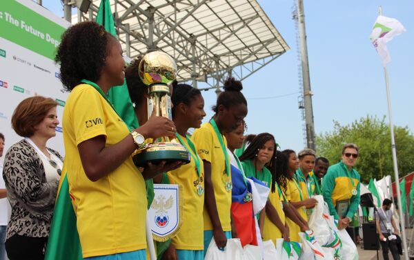 Equipe brasileira na Street Child World Cup 2018 recebe tacã de campeão, em Moscou, em 16 de maio de 2018 - Sputnik Brasil
