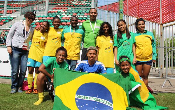 Equipe brasileira com Gilberto Silva na Street Child World Cup 2018, em Moscou, em 16 de maio de 2018 - Sputnik Brasil