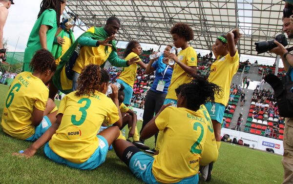 Equipe brasileira no intervalo do jogo final da Street Child World Cup 2018, em Moscou, em 16 de maio de 2018 - Sputnik Brasil