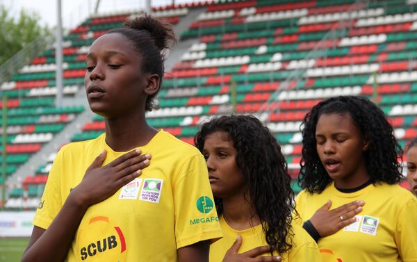 Meninas da equipe brasileira cantam hino nacional antes do jogo final da Street Child World Cup 2018, em Moscou, em 16 de maio de 2018 - Sputnik Brasil