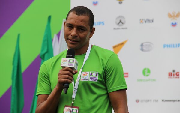 Gilberto Silva responde às perguntas dos jovens jogadores antes do jogo final da Street Child World Cup 2018, em Moscou, em 16 de maio de 2018 - Sputnik Brasil