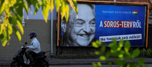 Cartaz retrata George Soros com a frase Não deixemos que Soros seja último a rir, na Hungria (foto de arquivo) - Sputnik Brasil