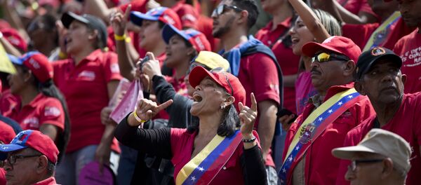 Trabalhadores pró-governo cantando no Dia dos Trabalhadores, Caracas, Venezuela - Sputnik Brasil