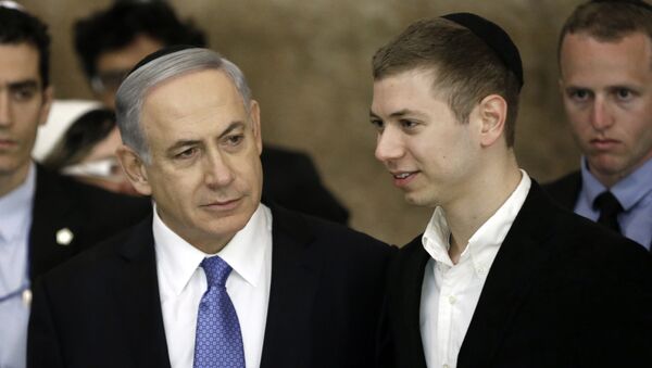Israeli Prime Minister Benjamin Netanyahu (L) and his son Yair visit, on March 18, 2015, the Wailing Wall in Jerusalem following his party Likud's victory in Israel's general election - Sputnik Brasil