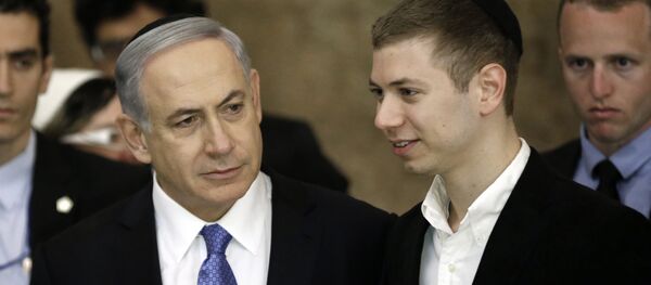 Israeli Prime Minister Benjamin Netanyahu (L) and his son Yair visit, on March 18, 2015, the Wailing Wall in Jerusalem following his party Likud's victory in Israel's general election - Sputnik Brasil